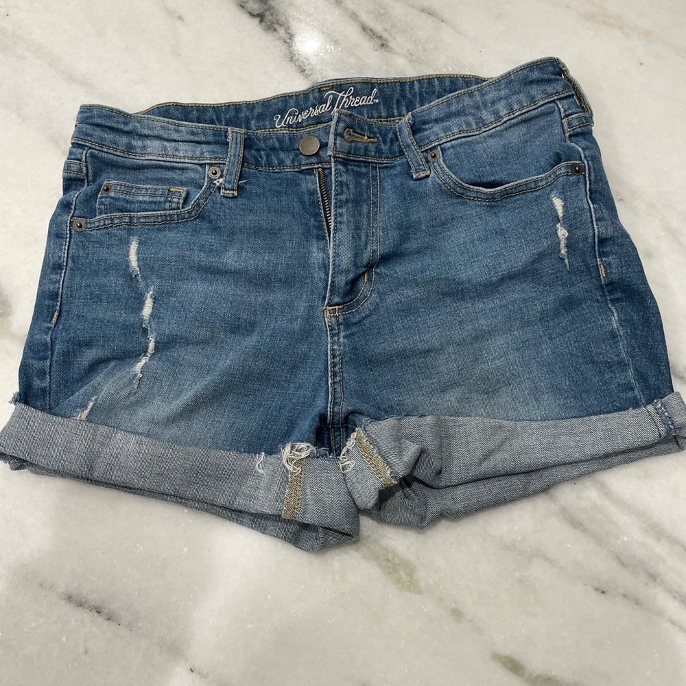 In good condition Universal thread size 8 women’s Midrise boyfriend short